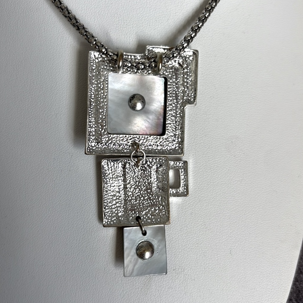 Elegant Silver Tone Geometric Pendant Necklace - Picture 4 of 4